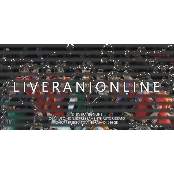 Fifa World Cup Sud Africa 2010 Match #64 Finale Johannesburg (Soccer City Stadium) - 11.07.2010 Olanda-Spagna Nella Foto:Iker CASILLAS riceve la coppa da Joseph BLATTER e ZUMA /Ph.Vitez-Ag. Aldo Liverani