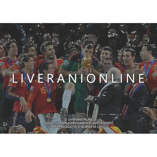 Fifa World Cup Sud Africa 2010 Match #64 Finale Johannesburg (Soccer City Stadium) - 11.07.2010 Olanda-Spagna Nella Foto:Iker CASILLAS riceve la coppa da Joseph BLATTER e ZUMA /Ph.Vitez-Ag. Aldo Liverani