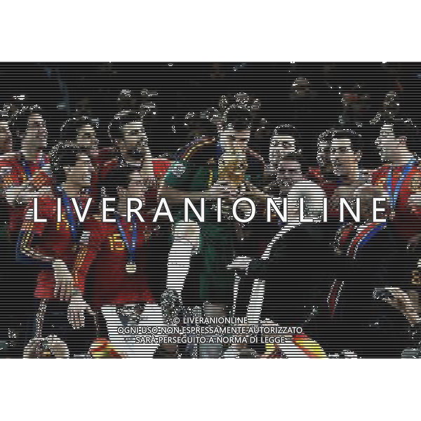 Fifa World Cup Sud Africa 2010 Match #64 Finale Johannesburg (Soccer City Stadium) - 11.07.2010 Olanda-Spagna Nella Foto:Iker CASILLAS riceve la coppa da Joseph BLATTER e ZUMA /Ph.Vitez-Ag. Aldo Liverani