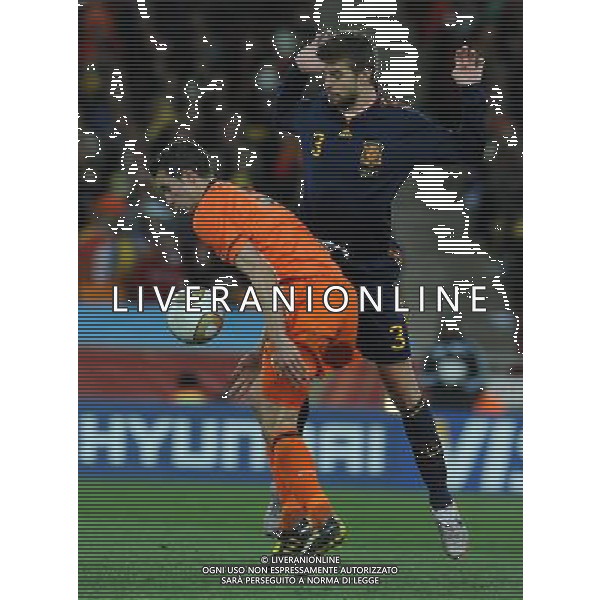 Fifa World Cup Sud Africa 2010 Match #64 Finale Johannesburg (Soccer City Stadium) - 11.07.2010 Olanda-Spagna Nella Foto:Robin VAN PERSIE-Gerard PIQUE /Ph.Vitez-Ag. Aldo Liverani