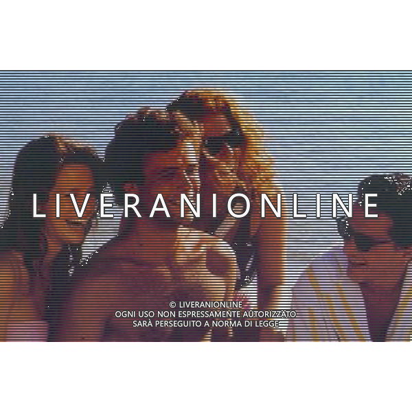 L\'ATTORE MASSIMO CIAVARRO IN UNA SCENA DEL FILM \'GIOCHI D\'ESTATE\' DEL 1984 NELLA FOTO CON NATASHA HOVEY AGENZIA ALDO LIVERANI SAS