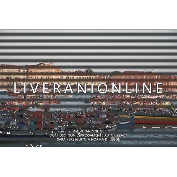 (100719) -- VENICE, July 19, 2010 () -- People on boats wait for the start of the fireworks to celebrate the Redentore Festival in Venice, Italy, July 17, 2010. Venetians and visitors celebrated on Saturday one of the biggest festivals of the year the Redentore Festival, to remind the end of a disastrous plague in Venice history plague in 1577. This tradition festival is famous for its fabulous fireworks and during the festival a special floating pontoon is built to connect the San Marco Square and the Church of the Redentore on the Giudecca Island. According to local traditions the festival is celebrated in the third weekend of every July. (/Huang Xiaozhe) (axy) ©Photoshot/Agenzia Aldo Liverani Sas - ITALY ONLY - Fuochi d\'artificio per festeggiare la festa del Redentore a Venezia, Italia, 17 luglio 2010.