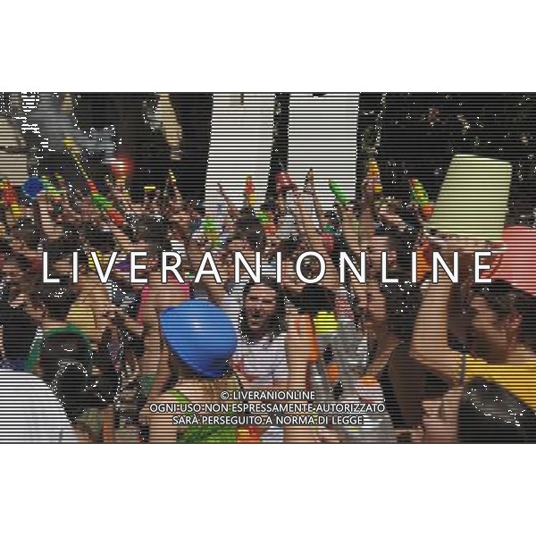 (100718) -- MADRID, July 18, 2010 () -- Revellers take part in the \'naval battle of Vallecas\' in Madrid, Spain, July 18, 2010. (/Chen Haitong) (zw) ©Photoshot/Agenzia Aldo Liverani Sas - ITALY ONLY - Festeggiamenti per la \'battaglia navale di Vallecas\' un combattimento a colpi di secchiate d\'acqua a Madrid, in Spagna, 18 Luglio 2010