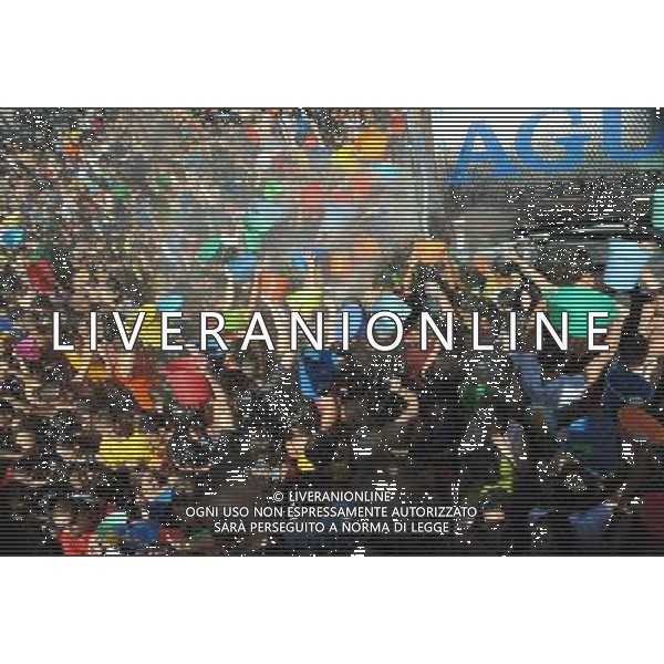 (100718) -- MADRID, July 18, 2010 () -- Revellers take part in the \'naval battle of Vallecas\' in Madrid, Spain, July 18, 2010. (/Chen Haitong) (zw) ©Photoshot/Agenzia Aldo Liverani Sas - ITALY ONLY - Festeggiamenti per la \'battaglia navale di Vallecas\' un combattimento a colpi di secchiate d\'acqua a Madrid, in Spagna, 18 Luglio 2010