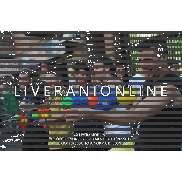 (100718) -- MADRID, July 18, 2010 () -- Revellers take part in the \'naval battle of Vallecas\' in Madrid, Spain, July 18, 2010. (/Chen Haitong) (zw) ©Photoshot/Agenzia Aldo Liverani Sas - ITALY ONLY - Festeggiamenti per la \'battaglia navale di Vallecas\' un combattimento a colpi di secchiate d\'acqua a Madrid, in Spagna, 18 Luglio 2010