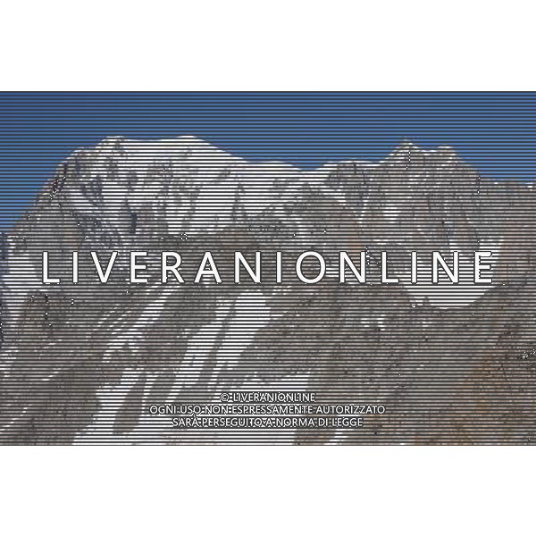 Le funivie del Monte Bianco, chiamate anche L\'Ottava Meraviglia del Mondo, collegano attraverso diversi tronconi l\'Italia con la Francia, Courmayeur con Chamonix, il percorso permette di ammirare da vicino il massiccio del Monte Bianco e tutte le montagne circostanti che fanno parte del suo gruppo. Il tratto pi spettacolare  senza dubbio quello che collega la Punta Helbronner (3.452 mt) all\'Aguille du Midi (3.842 mt) nella foto: il versante italiano del Monte Bianco (4.810 mt) foto Garavaglia - ag. Aldo Liverani sas