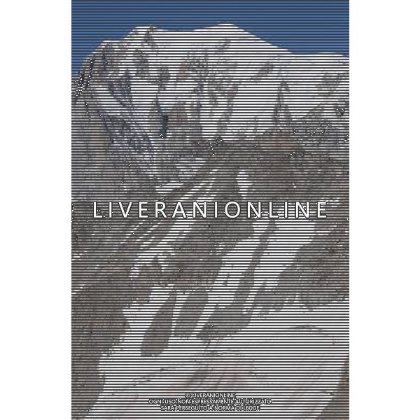 Le funivie del Monte Bianco, chiamate anche L\'Ottava Meraviglia del Mondo, collegano attraverso diversi tronconi l\'Italia con la Francia, Courmayeur con Chamonix, il percorso permette di ammirare da vicino il massiccio del Monte Bianco e tutte le montagne circostanti che fanno parte del suo gruppo. Il tratto pi spettacolare  senza dubbio quello che collega la Punta Helbronner (3.452 mt) all\'Aguille du Midi (3.842 mt) nella foto: il versante italiano del Monte Bianco (4.810 mt) foto Garavaglia - ag. Aldo Liverani sas
