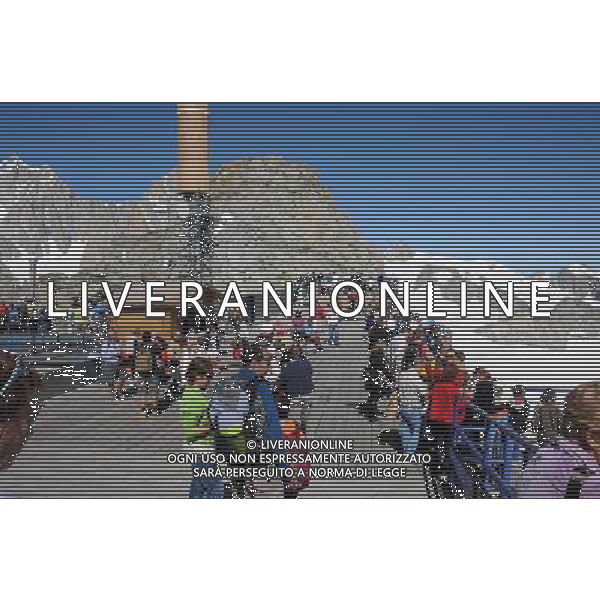 Le funivie del Monte Bianco, chiamate anche L\'Ottava Meraviglia del Mondo, collegano attraverso diversi tronconi l\'Italia con la Francia, Courmayeur con Chamonix, il percorso permette di ammirare da vicino il massiccio del Monte Bianco e tutte le montagne circostanti che fanno parte del suo gruppo. Il tratto pi spettacolare  senza dubbio quello che collega la Punta Helbronner (3.452 mt) all\'Aguille du Midi (3.842 mt) nella foto: la terrazza panoramica alla Punta Helbronner (3.452 mt) foto Garavaglia - ag. Aldo Liverani sas