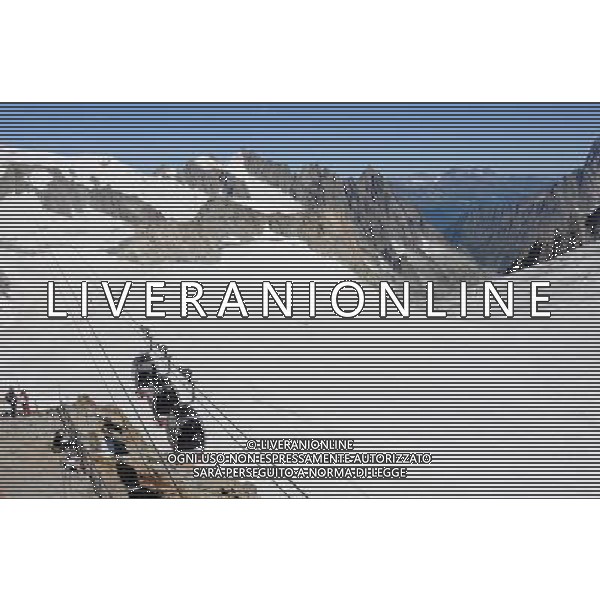 Le funivie del Monte Bianco, chiamate anche L\'Ottava Meraviglia del Mondo, collegano attraverso diversi tronconi l\'Italia con la Francia, Courmayeur con Chamonix, il percorso permette di ammirare da vicino il massiccio del Monte Bianco e tutte le montagne circostanti che fanno parte del suo gruppo. Il tratto pi spettacolare  senza dubbio quello che collega la Punta Helbronner (3.452 mt) all\'Aguille du Midi (3.842 mt) nella foto: le cabine della funivia che collegano la Punta Helbronner (3452 mt) all\'Aguille du Midi (3.842 mt) foto Garavaglia - ag. Aldo Liverani sas