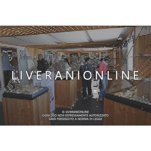 Le funivie del Monte Bianco, chiamate anche L\'Ottava Meraviglia del Mondo, collegano attraverso diversi tronconi l\'Italia con la Francia, Courmayeur con Chamonix, il percorso permette di ammirare da vicino il massiccio del Monte Bianco e tutte le montagne circostanti che fanno parte del suo gruppo. Il tratto pi spettacolare  senza dubbio quello che collega la Punta Helbronner (3.452 mt) all\'Aguille du Midi (3.842 mt) nella foto: il piccolo museo dei cristalli presso la stazione della funivia alla Punta Helbronner (3.452 mt) foto Garavaglia - ag. Aldo Liverani sas