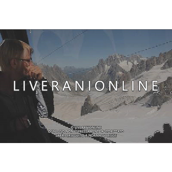 Le funivie del Monte Bianco, chiamate anche L\'Ottava Meraviglia del Mondo, collegano attraverso diversi tronconi l\'Italia con la Francia, Courmayeur con Chamonix, il percorso permette di ammirare da vicino il massiccio del Monte Bianco e tutte le montagne circostanti che fanno parte del suo gruppo. Il tratto pi spettacolare  senza dubbio quello che collega la Punta Helbronner (3.452 mt) all\'Aguille du Midi (3.842 mt) nella foto: il tratto spettacolare tra la punta Helbronner (3.452 mt) e l\'Aguille du Midi (3.842 mt) con vista sulla Mer de Glace foto Garavaglia - ag. Aldo Liverani sas