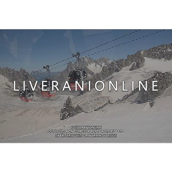 Le funivie del Monte Bianco, chiamate anche L\'Ottava Meraviglia del Mondo, collegano attraverso diversi tronconi l\'Italia con la Francia, Courmayeur con Chamonix, il percorso permette di ammirare da vicino il massiccio del Monte Bianco e tutte le montagne circostanti che fanno parte del suo gruppo. Il tratto pi spettacolare  senza dubbio quello che collega la Punta Helbronner (3.452 mt) all\'Aguille du Midi (3.842 mt) nella foto: le cabine nel tratto tra la Punta Helbronner (3.452 mt) e l\'Aguille du Midi (3.842 mt) sospese sopra la Mer de Glace foto Garavaglia - ag. Aldo Liverani sas