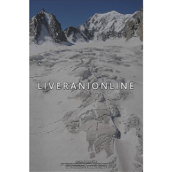 Le funivie del Monte Bianco, chiamate anche L\'Ottava Meraviglia del Mondo, collegano attraverso diversi tronconi l\'Italia con la Francia, Courmayeur con Chamonix, il percorso permette di ammirare da vicino il massiccio del Monte Bianco e tutte le montagne circostanti che fanno parte del suo gruppo. Il tratto pi spettacolare  senza dubbio quello che collega la Punta Helbronner (3.452 mt) all\'Aguille du Midi (3.842 mt) nella foto: il Ghiacciaio del Gigante e sullo sfondo il versante italiano del Monte Bianco (4.810 mt) foto Garavaglia - ag. Aldo Liverani sas