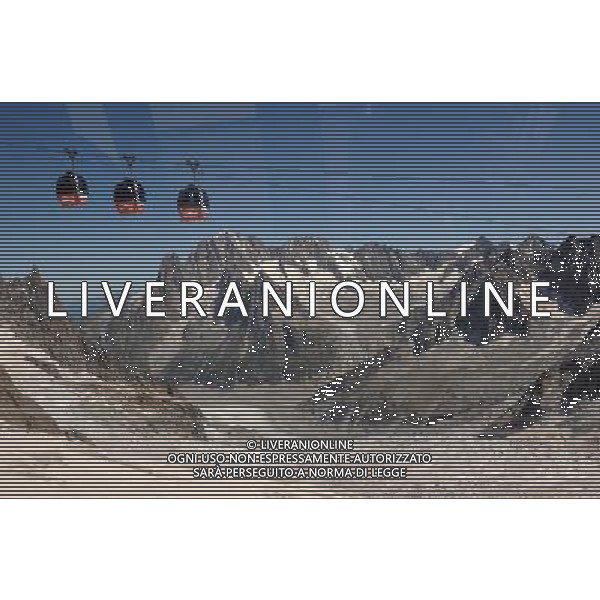 Le funivie del Monte Bianco, chiamate anche L\'Ottava Meraviglia del Mondo, collegano attraverso diversi tronconi l\'Italia con la Francia, Courmayeur con Chamonix, il percorso permette di ammirare da vicino il massiccio del Monte Bianco e tutte le montagne circostanti che fanno parte del suo gruppo. Il tratto pi spettacolare  senza dubbio quello che collega la Punta Helbronner (3.452 mt) all\'Aguille du Midi (3.842 mt) nella foto: le cabine sospese sul Ghiacciaio del Gigante nel tratto tra la Punta Helbronner (3.452 mt) e l\'Aguille du Midi (3.842 mt), sullo sfonda la Mer de Glace foto Garavaglia - ag. Aldo Liverani sas