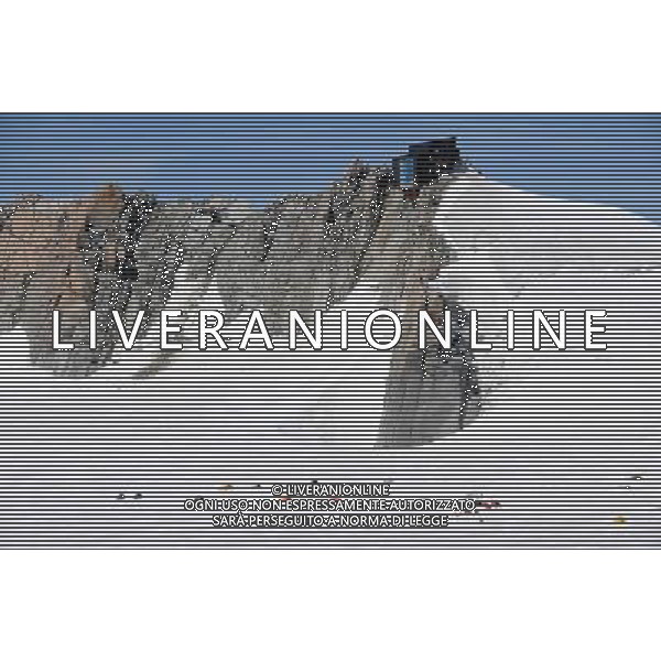 Le funivie del Monte Bianco, chiamate anche L\'Ottava Meraviglia del Mondo, collegano attraverso diversi tronconi l\'Italia con la Francia, Courmayeur con Chamonix, il percorso permette di ammirare da vicino il massiccio del Monte Bianco e tutte le montagne circostanti che fanno parte del suo gruppo. Il tratto pi spettacolare  senza dubbio quello che collega la Punta Helbronner (3.452 mt) all\'Aguille du Midi (3.842 mt) nella foto: il rifugio Des Cosmiques (3.613 mt) e alcune tende di un campo su ghiacciaio nei pressi dell\'Aguille du Midi (3.842 mt) nel gruppo del Monte Bianco foto Garavaglia - ag. Aldo Liverani sas