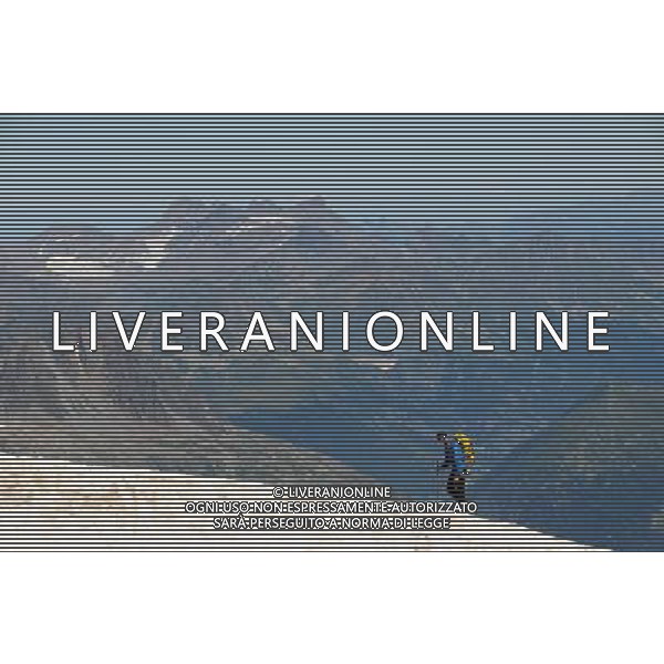 Le funivie del Monte Bianco, chiamate anche L\'Ottava Meraviglia del Mondo, collegano attraverso diversi tronconi l\'Italia con la Francia, Courmayeur con Chamonix, il percorso permette di ammirare da vicino il massiccio del Monte Bianco e tutte le montagne circostanti che fanno parte del suo gruppo. Il tratto pi spettacolare  senza dubbio quello che collega la Punta Helbronner (3.452 mt) all\'Aguille du Midi (3.842 mt) nella foto: un alpinista su un ghiacciaio nel gruppo del Monte Bianco nei pressi dell\'Aguille du Midi (3.842 mt) foto Garavaglia - ag. Aldo Liverani sas