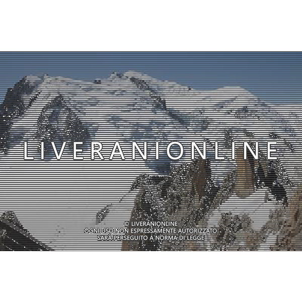Le funivie del Monte Bianco, chiamate anche L\'Ottava Meraviglia del Mondo, collegano attraverso diversi tronconi l\'Italia con la Francia, Courmayeur con Chamonix, il percorso permette di ammirare da vicino il massiccio del Monte Bianco e tutte le montagne circostanti che fanno parte del suo gruppo. Il tratto pi spettacolare  senza dubbio quello che collega la Punta Helbronner (3.452 mt) all\'Aguille du Midi (3.842 mt) nella foto: il versante francese del Monte Bianco (4.810 mt) visto dall\'Aguille du Midi (3.842 mt) foto Garavaglia - ag. Aldo Liverani sas