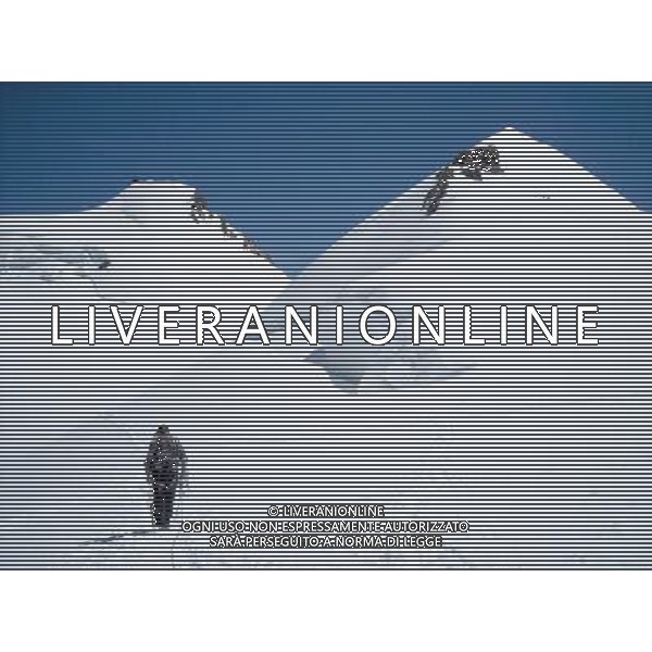 Alta montagna in Val d\'Aosta nella foto: la via che dal Colle del Lys (4.151 mt) porta al rifugio Regina Margherita sulla Punta Gnifetti (4.554 mt), sulla SX, nel gruppo del Monte Rosa foto Garavaglia - ag. Aldo Liverani sas