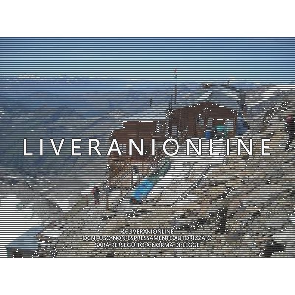 Alta montagna in Val d\'Aosta nella foto: il rifugio Gnifetti (3.647 mt) nel gruppo del Monte Rosa foto Garavaglia - ag. Aldo Liverani sas