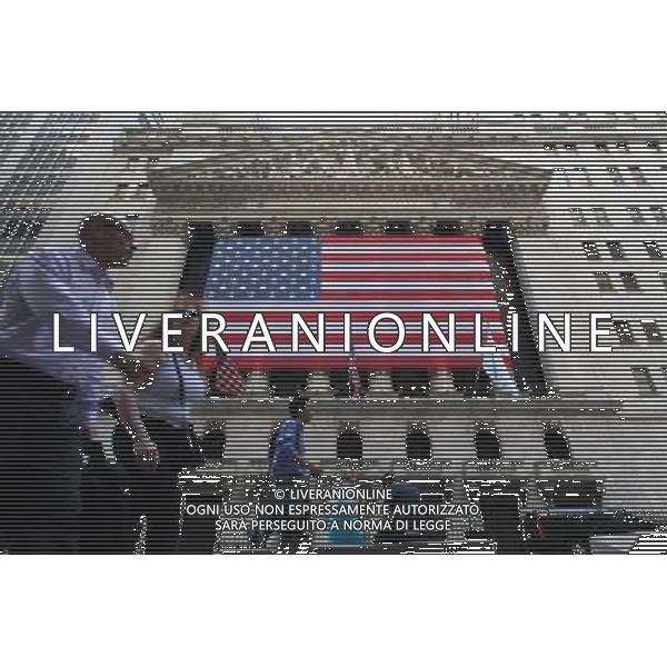 NEW YORK, 16 luglio 2010 () - La gente cammina su Wall Street, New York, Stati Uniti, 15 luglio 2010. Il Congresso americano ha inviato una revisione punto di riferimento finanziario per il presidente Barack Obama, impostando una nuova pietra miliare nella storia finanziaria degli Stati Uniti la legislazione di regolamentazione tempi della Grande Depressione nel 1930. (/Wu Kaixiang) (gj) AG ALDO LIVERANI ONLY ITALY