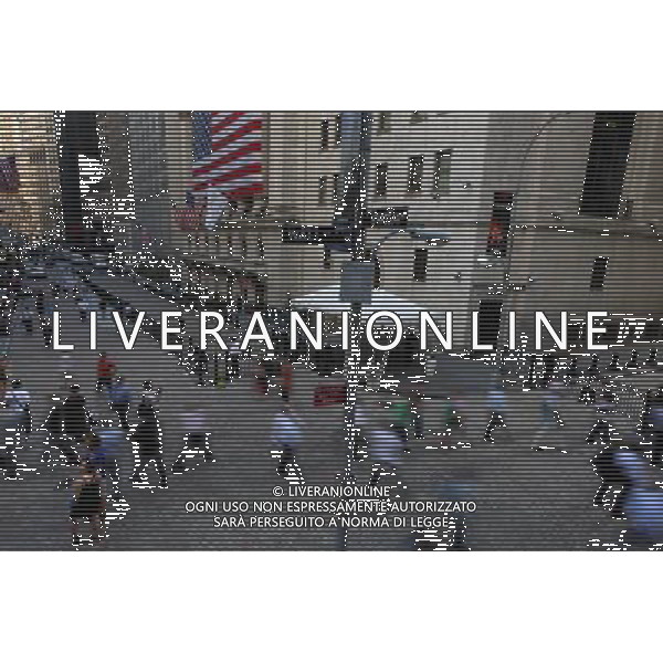 NEW YORK, 16 luglio 2010 () - La gente cammina su Wall Street, New York, Stati Uniti, 15 luglio 2010. Il Congresso americano ha inviato una revisione punto di riferimento finanziario per il presidente Barack Obama, impostando una nuova pietra miliare nella storia finanziaria degli Stati Uniti la legislazione di regolamentazione tempi della Grande Depressione nel 1930. (/Wu Kaixiang) (gj) AG ALDO LIVERANI ONLY ITALY