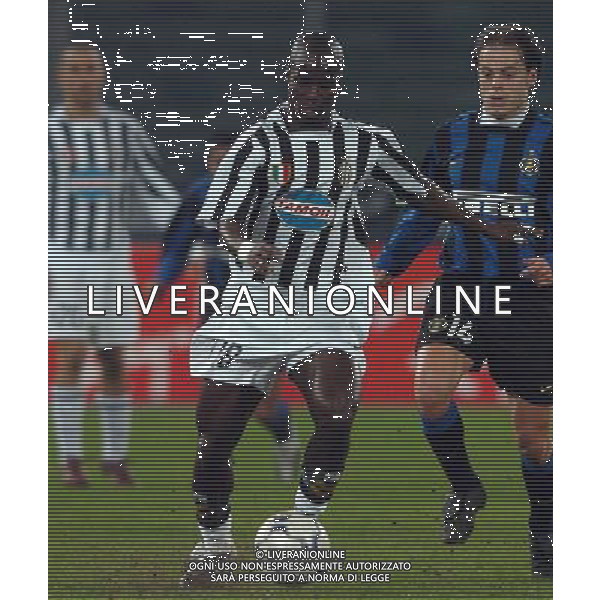 TORINO 04/02/04 SEMIFINALE TIM CUP 2003/04 JUVENTUS - INTER nella foto appiah stephen con farinos francisco ph gigi arcaini/ag.aldo liverani