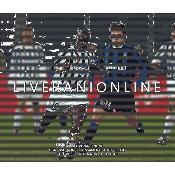 TORINO 04/02/04 SEMIFINALE TIM CUP 2003/04 JUVENTUS - INTER nella foto appiah stephen con farinos francisco ph gigi arcaini/ag.aldo liverani