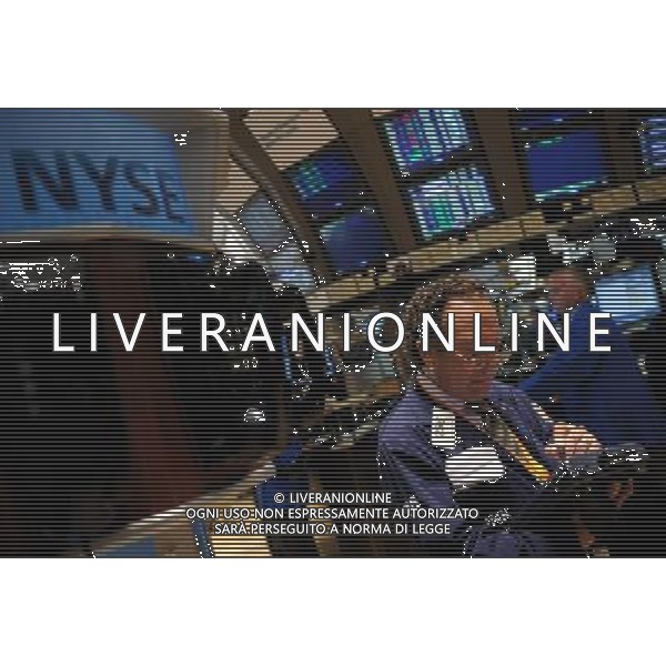 (100720) -- NEW YORK, July 20, 2010 () -- Traders work on the trading floor at the New York Stock Exchange in New York July 20, 2010. U.S. stocks closed higher on Tuesday, erasing an early slide, amid speculation that the Federal Reserve will take steps to spur the economy. (/Shen Hong) ©Photoshot/Agenzia Aldo Liverani Sas - ITALY ONLY: OPERATORI - AGENTI DELLA BORSA DI NEW YORK (U.S.A.)