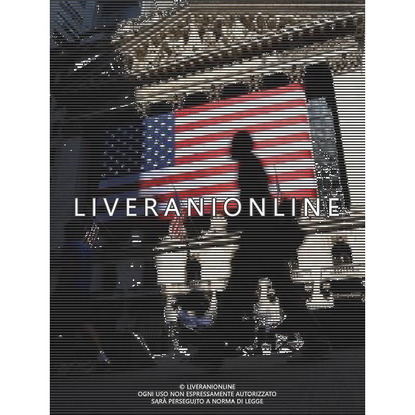 (100721) -- NEW YORK, July 21, 2010 () -- A man walks in front of the New York Stock Exchange on Wall Street in New York, the United States, July 21, 2010. Wall Street dived on Wednesday after Fed chairman Ben Bernanke told a congressional committee that the U.S. economy is \'unusually uncertain.\' (/Shen Hong) (zw) ©Photoshot/Agenzia Aldo Liverani Sas - ITALY ONLY: OPERATORI - AGENTI DELLA BORSA DI NEW YORK (U.S.A.)