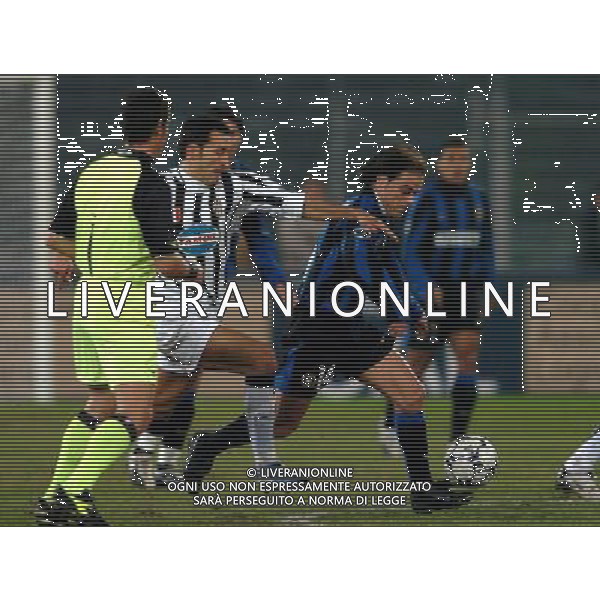 TORINO 04/02/04 SEMIFINALE TIM CUP 2003/04 JUVENTUS - INTER nella foto zambrotta gianluca con farinos francisco ph gigi arcaini/ag.aldo liverani