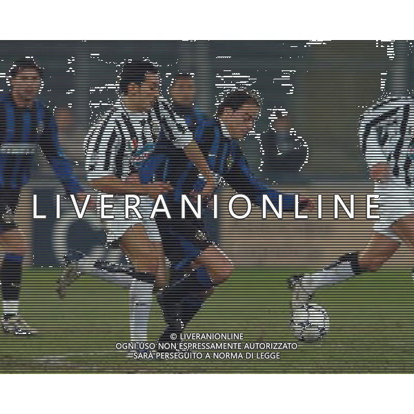 TORINO 04/02/04 SEMIFINALE TIM CUP 2003/04 JUVENTUS - INTER nella foto zambrotta gianluca con farinos francisco ph gigi arcaini/ag.aldo liverani