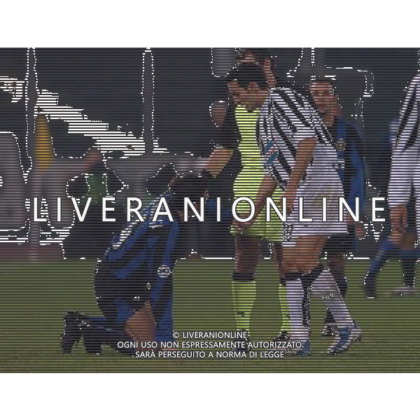 TORINO 04/02/04 SEMIFINALE TIM CUP 2003/04 JUVENTUS - INTER nella foto zanetti javier con zambrotta gianluca ph gigi arcaini/ag.aldo liverani