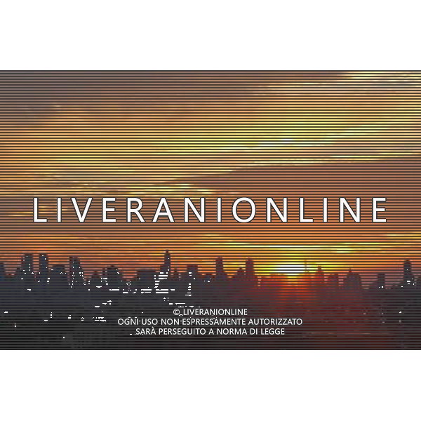 (100723) -- NEW YORK, July 23, 2010 () -- The skyline of Manhattan is silhouetted against the sunset in New York July 22, 2010. (/Wu Kaixiang) ©Photoshot/Agenzia Aldo Liverani Sas - ITALY ONLY - L\'orizzonte della citta\' di Manhattan al tramonto, New York 22 Luglio 2010