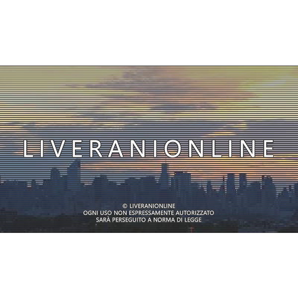 (100723) -- NEW YORK, July 23, 2010 () -- The skyline of Manhattan is silhouetted against the sunset in New York July 22, 2010. (/Wu Kaixiang) ©Photoshot/Agenzia Aldo Liverani Sas - ITALY ONLY - L\'orizzonte della citta\' di Manhattan al tramonto, New York 22 Luglio 2010