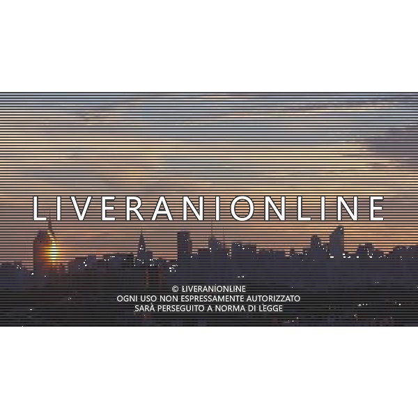 (100723) -- NEW YORK, July 23, 2010 () -- The skyline of Manhattan is silhouetted against the sunset in New York July 22, 2010. (/Wu Kaixiang) ©Photoshot/Agenzia Aldo Liverani Sas - ITALY ONLY - L\'orizzonte della citta\' di Manhattan al tramonto, New York 22 Luglio 2010