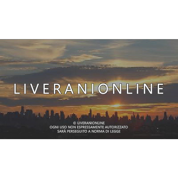 (100723) -- NEW YORK, July 23, 2010 () -- The skyline of Manhattan is silhouetted against the sunset in New York July 22, 2010. (/Wu Kaixiang) ©Photoshot/Agenzia Aldo Liverani Sas - ITALY ONLY - L\'orizzonte della citta\' di Manhattan al tramonto, New York 22 Luglio 2010