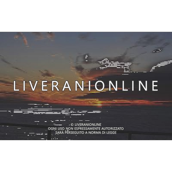 (100722) -- ON BOARD SNOW DRAGON, July 22, 2010 -- Photo taken at 23:24 on July 21, 2010 (local time) shows the sunset view taken from China\'s icebreaker \'Xue Long\', or \'Snow Dragon\'. The Snow Dragon sailed to Chukchi Sea on Wednesday during polar day period. Chukchi Sea is a marginal sea of the Arctic Ocean. Zhang Jiansong) (lb) ©Photoshot/Agenzia Aldo Liverani Sas - ITALY ONLY - Veduta di tramonto dal rompighiaccio Cinese \'Drago della neve\' nel mare Chukchi nelle vicinanze dell\'Oceano Artico durante il periodo dei giorni polari.