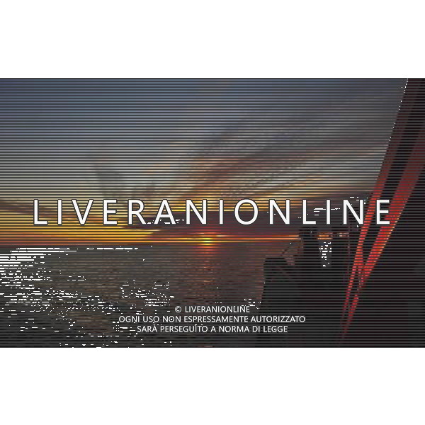 (100722) -- ON BOARD SNOW DRAGON, July 22, 2010 -- Photo taken at 00:10 on July 22, 2010 (local time) shows the sunrise view taken from China\'s icebreaker \'Xue Long\', or \'Snow Dragon\'. The Snow Dragon sailed to Chukchi Sea on Wednesday during polar day period. Chukchi Sea is a marginal sea of the Arctic Ocean. Zhang Jiansong) (lb) ©Photoshot/Agenzia Aldo Liverani Sas - ITALY ONLY - Veduta di tramonto dal rompighiaccio Cinese \'Drago della neve\' nel mare Chukchi nelle vicinanze dell\'Oceano Artico durante il periodo dei giorni polari.