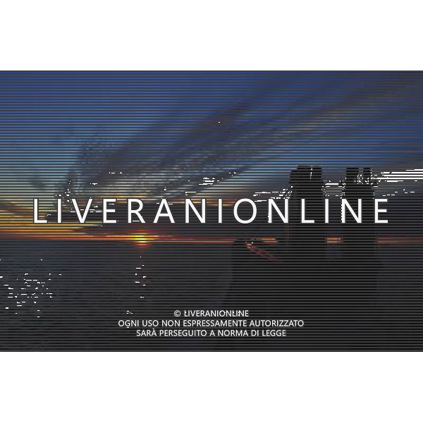 (100722) -- ON BOARD SNOW DRAGON, July 22, 2010 -- Photo taken at 23:57 on July 21, 2010 (local time) shows the sunrise view taken from China\'s icebreaker \'Xue Long\', or \'Snow Dragon\'. The Snow Dragon sailed to Chukchi Sea on Wednesday during polar day period. Chukchi Sea is a marginal sea of the Arctic Ocean. Zhang Jiansong) (lb) ©Photoshot/Agenzia Aldo Liverani Sas - ITALY ONLY - Veduta di tramonto dal rompighiaccio Cinese \'Drago della neve\' nel mare Chukchi nelle vicinanze dell\'Oceano Artico durante il periodo dei giorni polari.