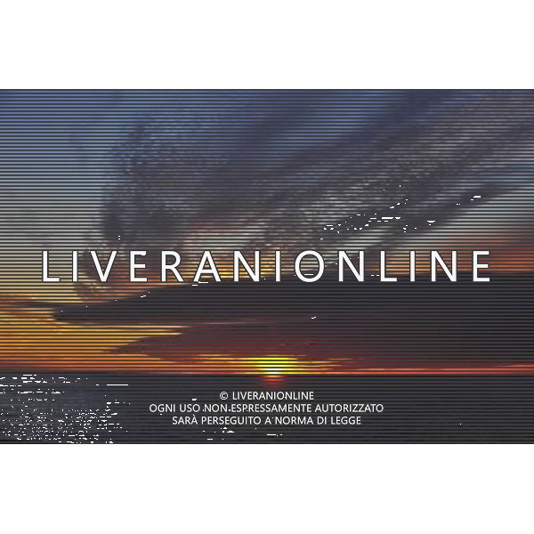 (100722) -- ON BOARD SNOW DRAGON, July 22, 2010 -- Photo taken at 23:51 on July 21, 2010 (local time) shows the sunrise view taken from China\'s icebreaker \'Xue Long\', or \'Snow Dragon\'. The Snow Dragon sailed to Chukchi Sea on Wednesday during polar day period. Chukchi Sea is a marginal sea of the Arctic Ocean. Zhang Jiansong) (lb) ©Photoshot/Agenzia Aldo Liverani Sas - ITALY ONLY - Veduta di tramonto dal rompighiaccio Cinese \'Drago della neve\' nel mare Chukchi nelle vicinanze dell\'Oceano Artico durante il periodo dei giorni polari.