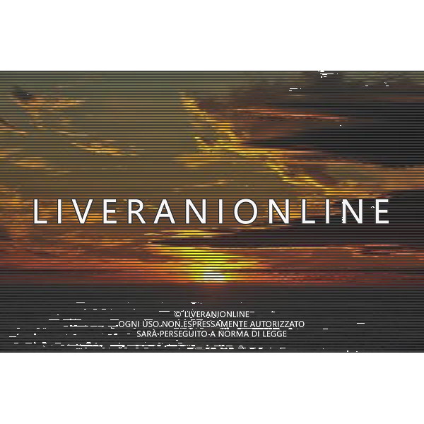 (100722) -- ON BOARD SNOW DRAGON, July 22, 2010 -- Photo taken at 23:19 on July 21, 2010 (local time) shows the sunset view taken from China\'s icebreaker \'Xue Long\', or \'Snow Dragon\'. The Snow Dragon sailed to Chukchi Sea on Wednesday during polar day period. Chukchi Sea is a marginal sea of the Arctic Ocean. Zhang Jiansong) (lb) ©Photoshot/Agenzia Aldo Liverani Sas - ITALY ONLY - Veduta di tramonto dal rompighiaccio Cinese \'Drago della neve\' nel mare Chukchi nelle vicinanze dell\'Oceano Artico durante il periodo dei giorni polari.