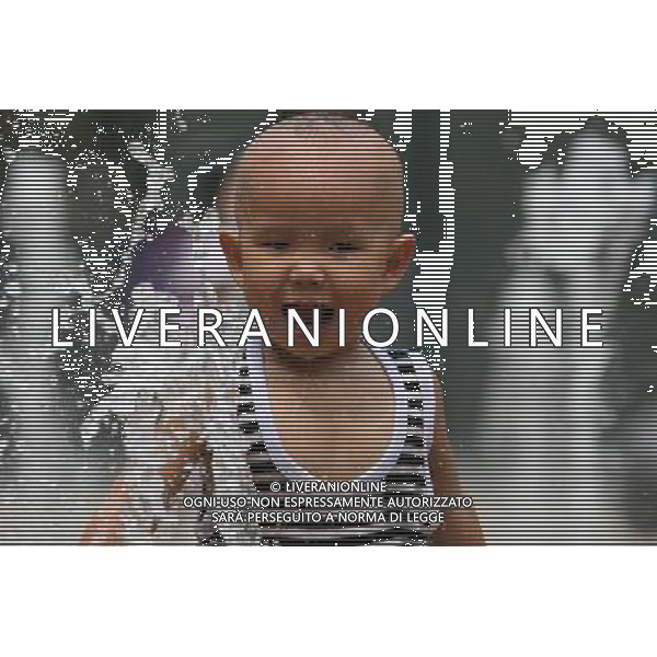 (100724) -- BEIJING, July 24, 2010 () -- A child plays in a fountain in Beijing, capital of China, July 24, 2010. Hot and wet weather continues in Beijing since Tuesday this week. ©Photoshot/Agenzia Aldo Liverani Sas - ITALY ONLY - Un bambino si rinfresca dal caldo in una fontana a Pechino, capitale della Cina, 24 luglio 2010.