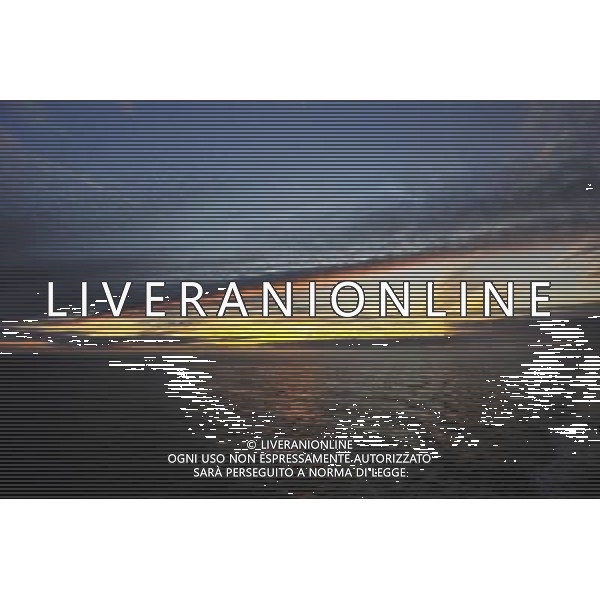 (100722) -- ON BOARD SNOW DRAGON, July 22, 2010 -- Photo taken at 22:18 on July 21, 2010 (local time) shows the sunset view taken from China\'s icebreaker \'Xue Long\', or \'Snow Dragon\'. The Snow Dragon sailed to Chukchi Sea on Wednesday during polar day period. Chukchi Sea is a marginal sea of the Arctic Ocean. Zhang Jiansong) (lb) ©Photoshot/Agenzia Aldo Liverani Sas - ITALY ONLY - Veduta di tramonto dal rompighiaccio Cinese \'Drago della neve\' nel mare Chukchi nelle vicinanze dell\'Oceano Artico durante il periodo dei giorni polari.