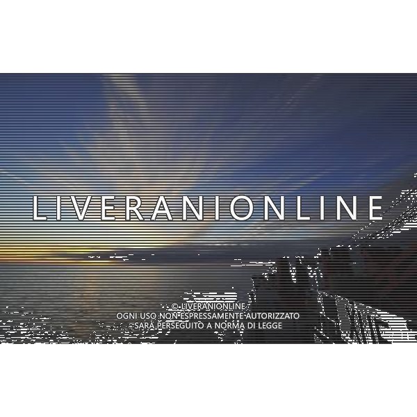 (100722) -- ON BOARD SNOW DRAGON, July 22, 2010 -- Photo taken at 21:46 on July 21, 2010 (local time) shows the sunset view taken from China\'s icebreaker \'Xue Long\', or \'Snow Dragon\'. The Snow Dragon sailed to Chukchi Sea on Wednesday during polar day period. Chukchi Sea is a marginal sea of the Arctic Ocean. Zhang Jiansong) (lb) ©Photoshot/Agenzia Aldo Liverani Sas - ITALY ONLY - Veduta di tramonto dal rompighiaccio Cinese \'Drago della neve\' nel mare Chukchi nelle vicinanze dell\'Oceano Artico durante il periodo dei giorni polari.