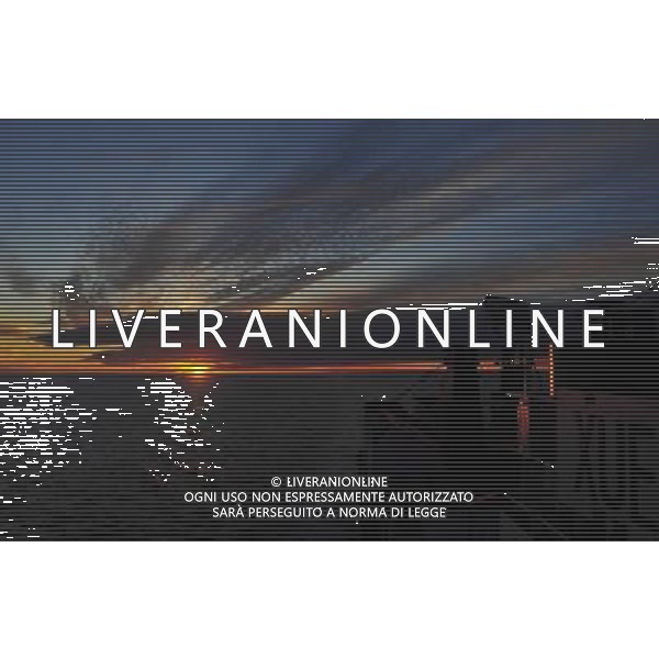 (100722) -- ON BOARD SNOW DRAGON, July 22, 2010 -- Photo taken at 00:00 on July 22, 2010 (local time) shows the sunrise view taken from China\'s icebreaker \'Xue Long\', or \'Snow Dragon\'. The Snow Dragon sailed to Chukchi Sea on Wednesday during polar day period. Chukchi Sea is a marginal sea of the Arctic Ocean. Zhang Jiansong) (lb) ©Photoshot/Agenzia Aldo Liverani Sas - ITALY ONLY - Veduta di tramonto dal rompighiaccio Cinese \'Drago della neve\' nel mare Chukchi nelle vicinanze dell\'Oceano Artico durante il periodo dei giorni polari.