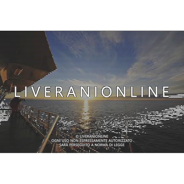 (100722) -- ON BOARD SNOW DRAGON, July 22, 2010 -- Photo taken at 21:04 on July 21, 2010 (local time) shows the sunset view taken from China\'s icebreaker \'Xue Long\', or \'Snow Dragon\'. The Snow Dragon sailed to Chukchi Sea on Wednesday during polar day period. Chukchi Sea is a marginal sea of the Arctic Ocean. Zhang Jiansong) (lb) ©Photoshot/Agenzia Aldo Liverani Sas - ITALY ONLY - Veduta di tramonto dal rompighiaccio Cinese \'Drago della neve\' nel mare Chukchi nelle vicinanze dell\'Oceano Artico durante il periodo dei giorni polari.