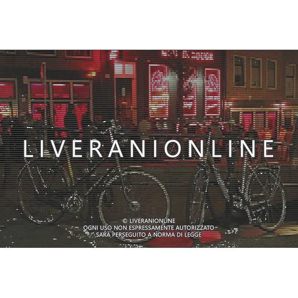 Bicycles and red lights in window of house in the red light district of Amsterdam, Holland ©PHOTOSHOT/Agenzia Aldo Liverani Sas - ITALY ONLY - VEDUTE DELLA CITTA\' DI AMSTERDAM IN OLANDA PAESI BASSI