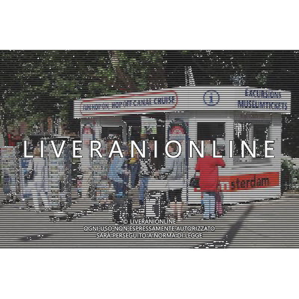 Hop on, hop off canal cruise tourist excursions kiosk in Amsterdam, Holland ©PHOTOSHOT/Agenzia Aldo Liverani Sas - ITALY ONLY - VEDUTE DELLA CITTA\' DI AMSTERDAM IN OLANDA PAESI BASSI