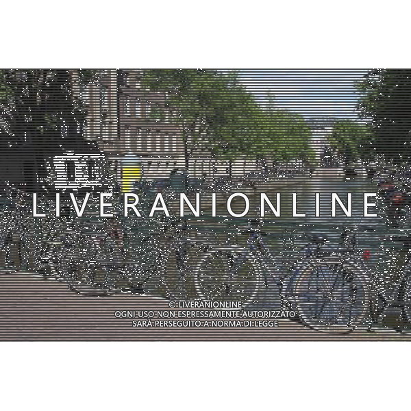 Bicycles on canal bridge in Amsterdam, Holland ©PHOTOSHOT/Agenzia Aldo Liverani Sas - ITALY ONLY - VEDUTE DELLA CITTA\' DI AMSTERDAM IN OLANDA PAESI BASSI