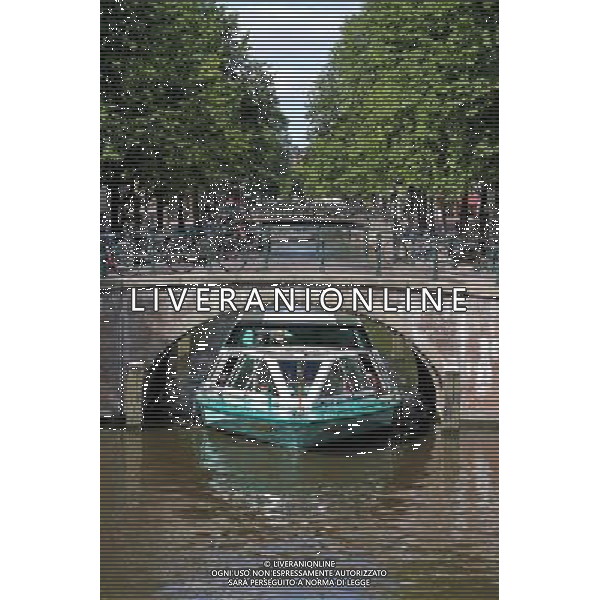 Bridge and tourist boat on the canal at Leidse Gracht in Amsterdam, Holland ©PHOTOSHOT/Agenzia Aldo Liverani Sas - ITALY ONLY - VEDUTE DELLA CITTA\' DI AMSTERDAM IN OLANDA PAESI BASSI